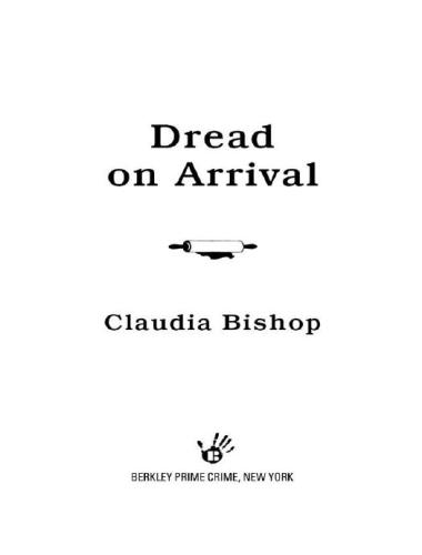 Dread On Arrival Hemlock Falls Mystery 17 Claudia Bishop
