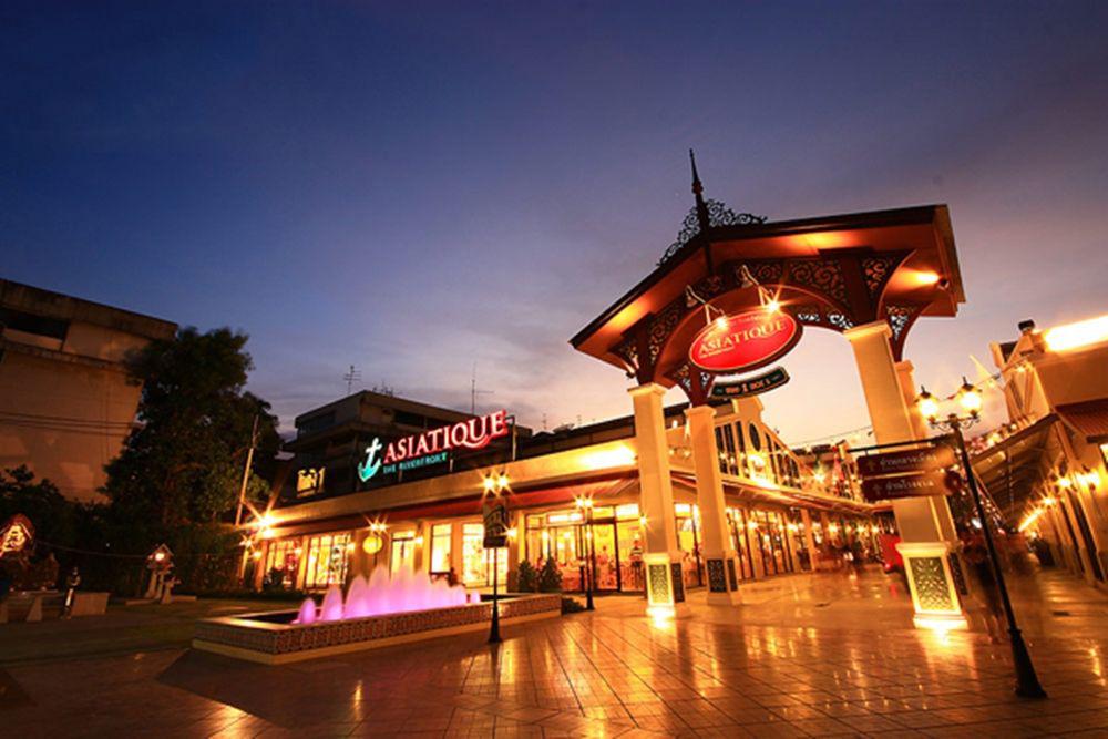 Walking Around Asiatique The Riverfront In Thailand Photo Gallery Photo Booksphoto Albumphoto Big Bookphoto Displayphoto Journalphoto Magazinesphoto Storyphoto Travelertravel Books John Parker